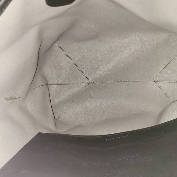 Minimalist Michael Kors Eva Coated Tote Handbag - Picture 14 of 14